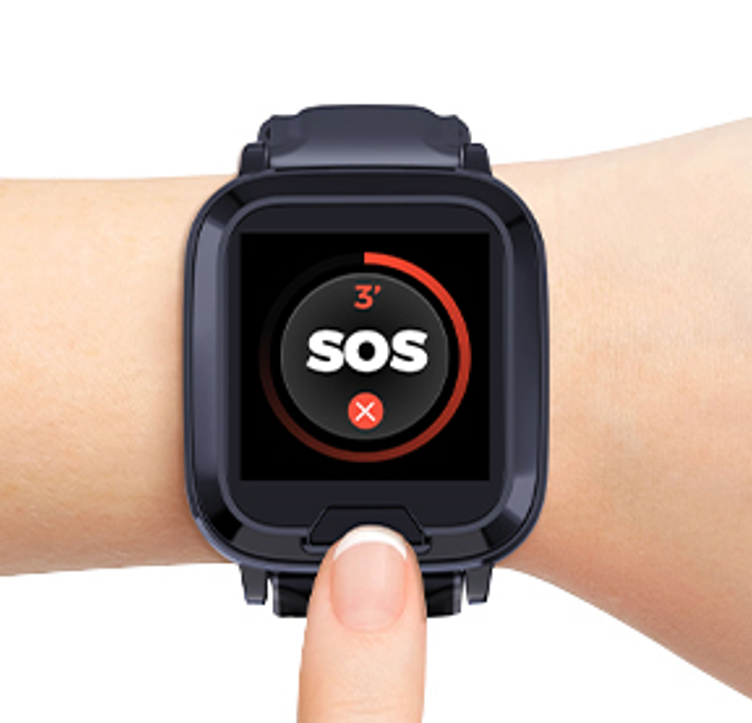 高齢者向けスマートウォッチのSOSボタンを押す画像