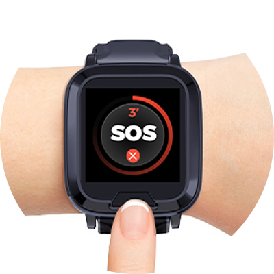 高齢者向けスマートウォッチのSOSボタンを押す画像